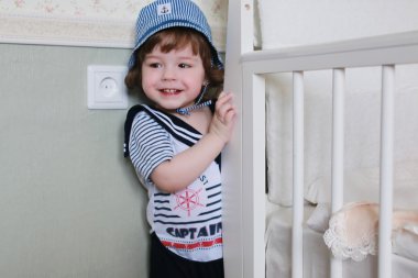 Çocuk denizci evde oyun