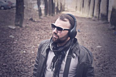 Sokaktaki yalnız adamın retro tonlu efektli fotoğrafı