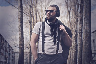 Sokaktaki yalnız adamın retro tonlu efektli fotoğrafı
