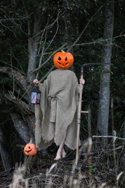 korku bir tırpan ile kabak