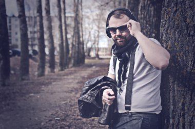 Sokaktaki yalnız adamın retro tonlu efektli fotoğrafı