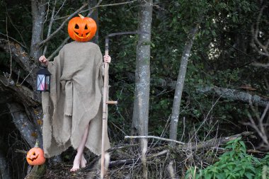 korku bir tırpan ile kabak