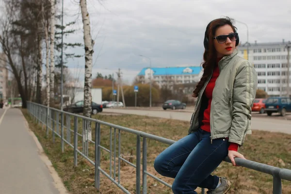 Mujer con auriculares en el parque otoño — Foto de Stock