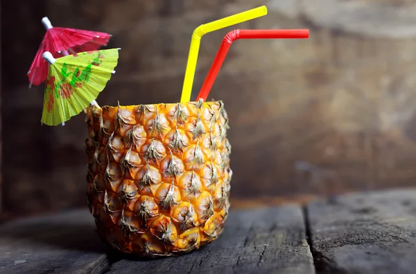 Piña con fondo de madera de paja — Foto de Stock