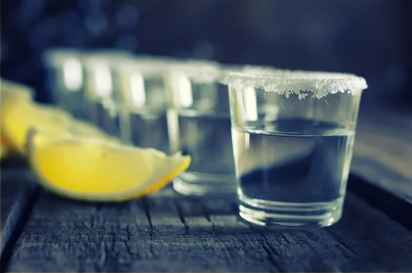 Tequila bílá sůl citrón dřevěné barevné — Stock fotografie