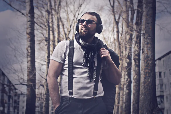 Sokaktaki yalnız adamın retro tonlu efektli fotoğrafı