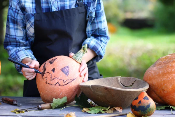 Halloween tök faragni — Stock Fotó