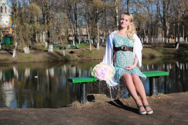 hamile kadın açık havada bahar