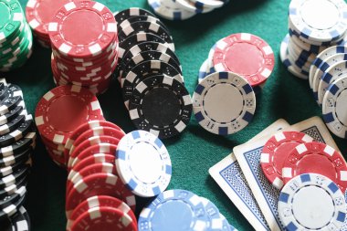 Poker fişleri ve kumaş üzerine kartları