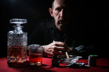 Duman borusu dostum ve poker oynayın