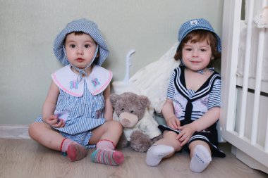 Çocuk denizci evde oyun