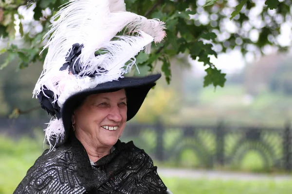 歳の女性の帽子の羽 — ストック写真