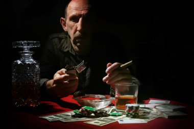 Duman borusu dostum ve poker oynayın