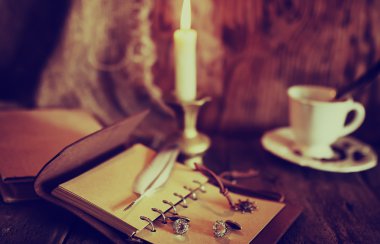 Retro nesnelerini geçiş yumuşatma ve leaher kitap mum ışığı ile