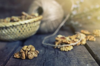 ahşap arka planda ceviz