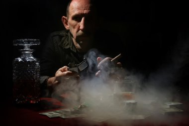 Duman borusu dostum ve poker oynayın