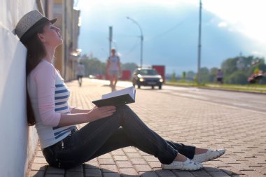 Kız Açık yol üzücü yalnız