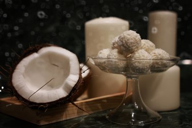 Cokonut şekerle tonda kompozisyon