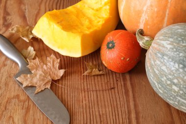 Kabak hasat masanın üstüne kesmek.