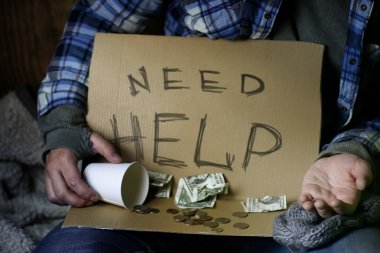 evsiz bir adam yardım isteyin