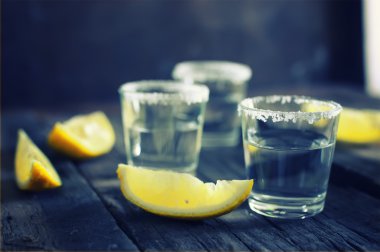 Beyaz tekila tuz limon ahşap renk