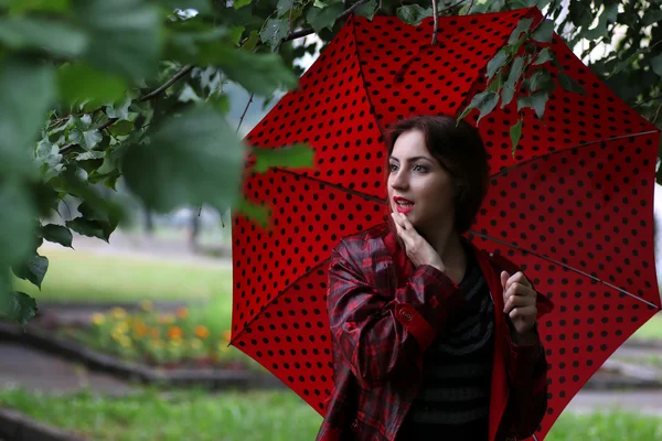 一件雨衣和一把雨伞的女人 — 图库照片