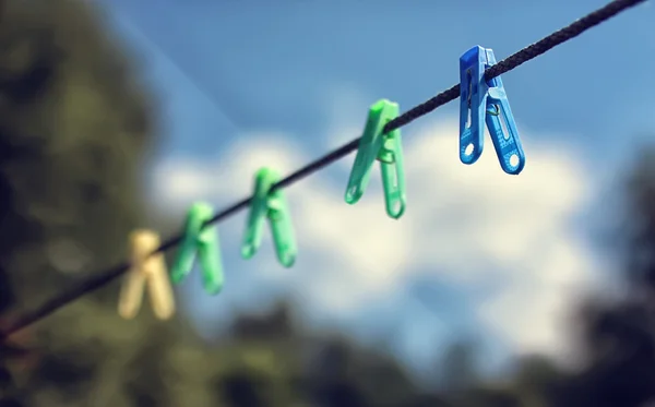 屋外のロープに洗濯挟みの色 — ストック写真