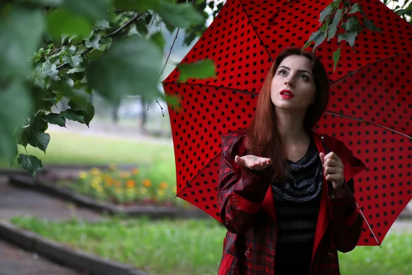 Femme en imperméable et un parapluie — Photo