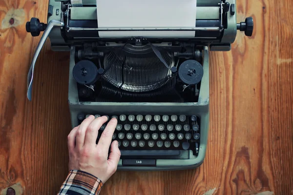 Máquina de escribir mano retro sobre mesa de madera —  Fotos de Stock