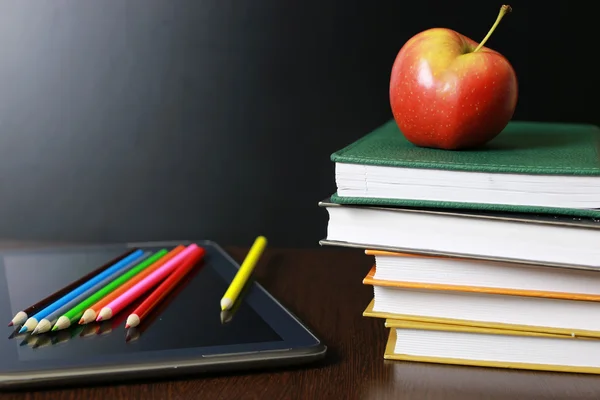 教育リンゴと本 — ストック写真
