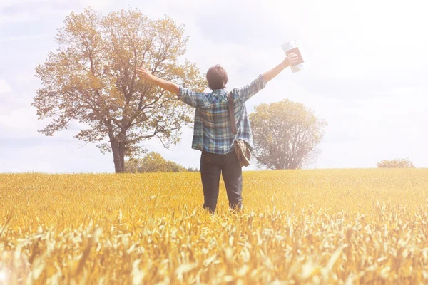 Man op een terrein in de herfst — Stockfoto