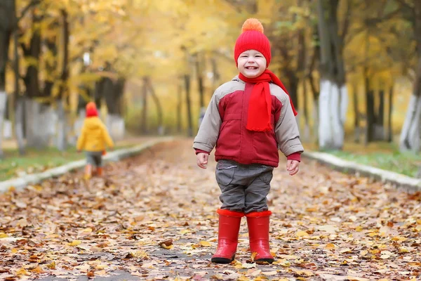 Παιδί στο πάρκο το φθινόπωρο — Φωτογραφία Αρχείου