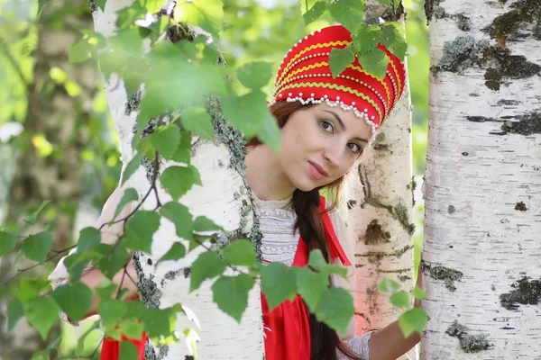 Slavische in traditionele kleding verstopt achter bomen — Stockfoto