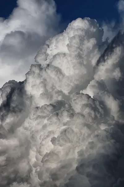 Καταιγίδα σύννεφο σε ένα καταγάλανο ουρανό — Φωτογραφία Αρχείου
