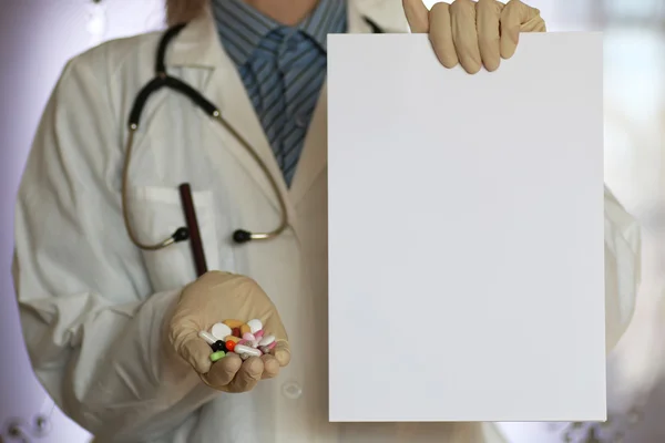 Gyógyszerek, az orvos keze — Stock Fotó