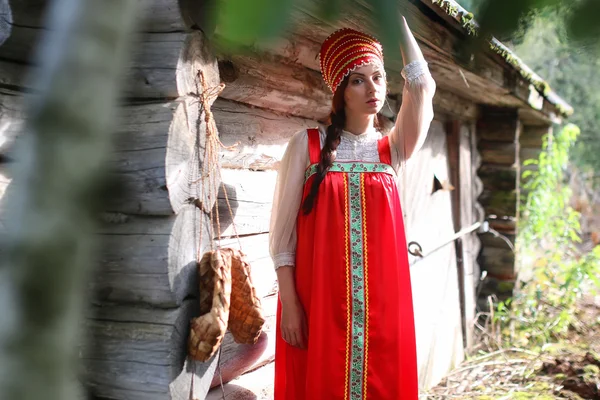 Menina vestido tradicional log — Fotografia de Stock