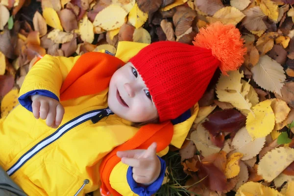 Çocuklarda yapraklarda döşeme sonbahar — Stok fotoğraf
