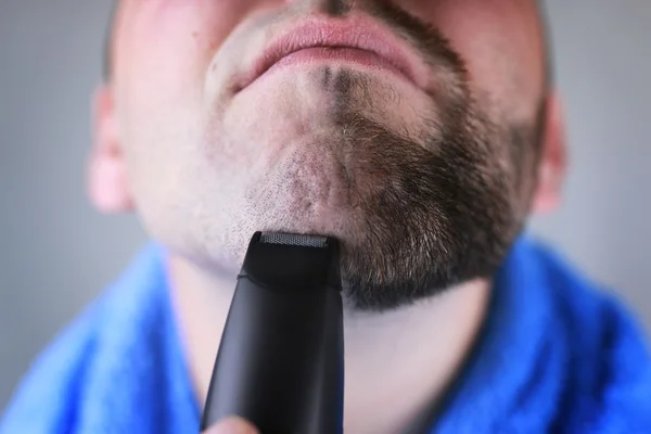 Bearded man shaving — Stock Photo, Image