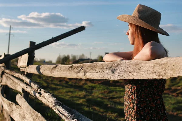 Dziewczyna w kowbojski kapelusz w polu — Zdjęcie stockowe
