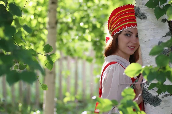 Escravo em vestido tradicional escondido atrás de árvores — Fotografia de Stock