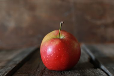 ahşap arka plan üzerinde ısırıldı elma
