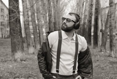 tek renkli sakallı adam Park müzik dinle