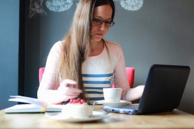 Kız bir kafede kahve notebook ile için