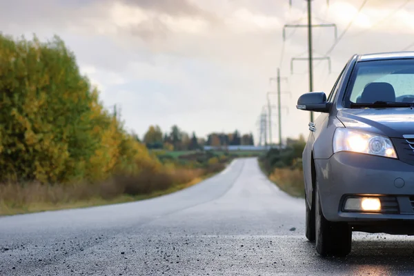 Coche en carril de carretera del país — Foto de Stock