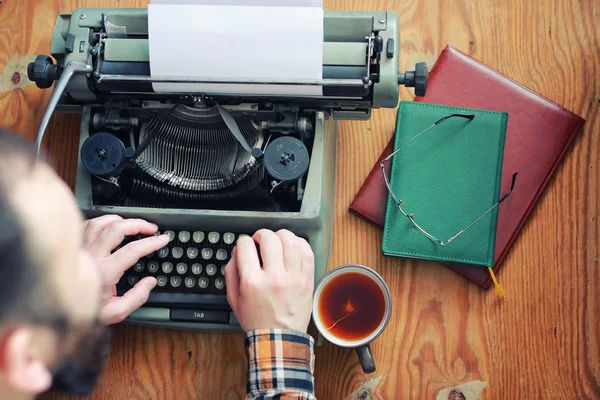 Machine à écrire main rétro sur table en bois — Photo