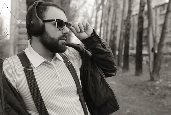 Uomo barba monocromatica ascoltare musica nel parco — Foto Stock