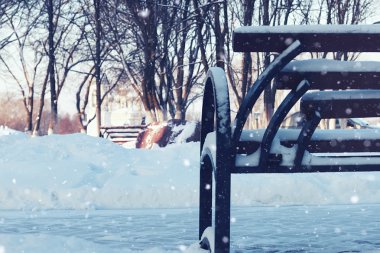 Şehirde kış bankı