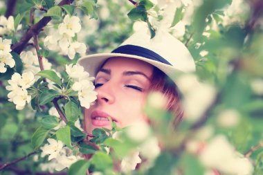 Elma ağacı çiçeğindeki kadın