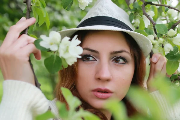 Dziewczyna w ogrodzie kwiat jabłoni — Zdjęcie stockowe