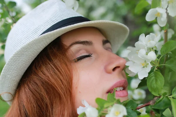 Gadis dalam bunga kebun apel — Stok Foto